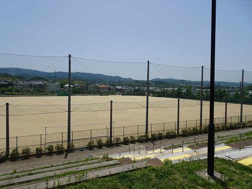 青少年運動広場を公園側から写した様子です