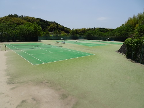 公園墓地テニスコートの3面が映っています