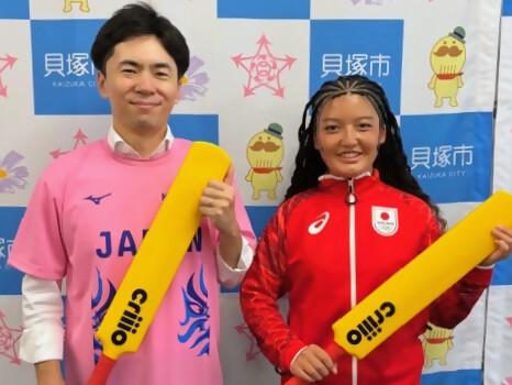 表敬訪問で牛尾市長と後藤日生選手がクリケットバット持っています。