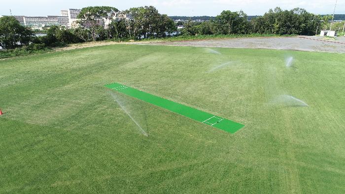 貝塚市立ドローンクリケットフィールドの天然芝とピッチが映った写真