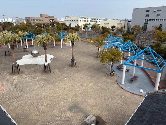 管理事務所の上から広場を映した画像で複数の東屋、木々、モニュメントが映っている