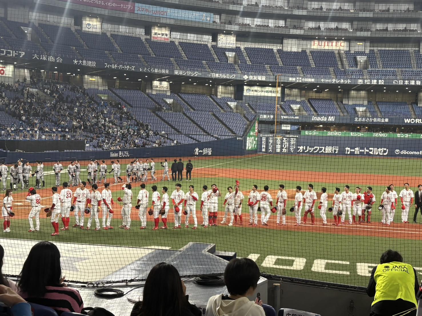 試合終了後、日本生命野球部の選手が応援してくれた方に礼をしている