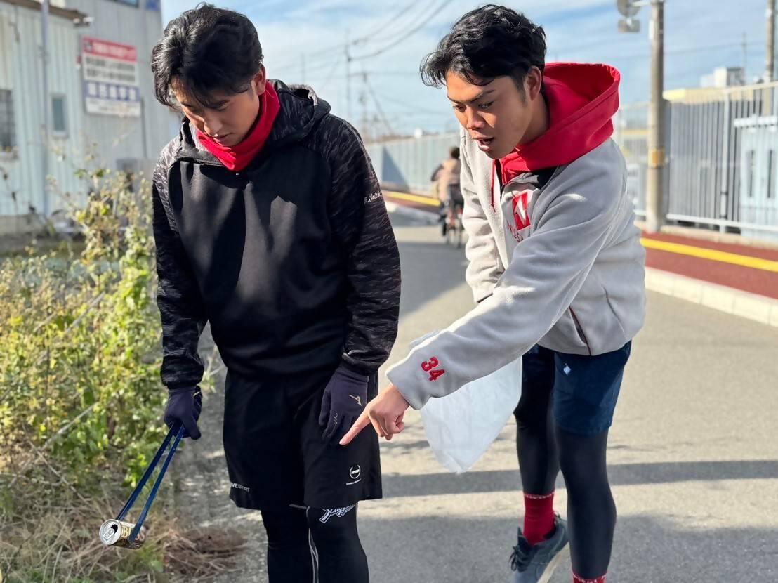 日本生命スタジアム周辺の清掃活動を行う日本生命野球部選手たち