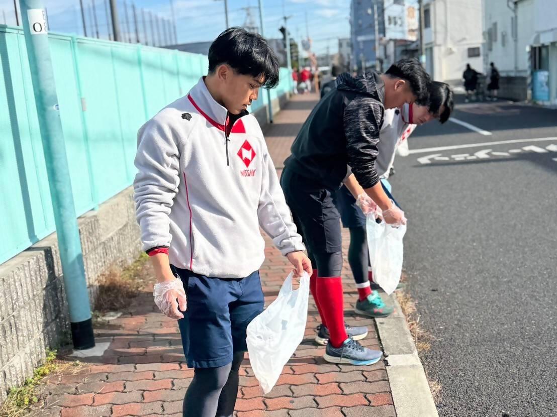 日本生命スタジアム周辺の清掃活動を行う日本生命野球部選手3人