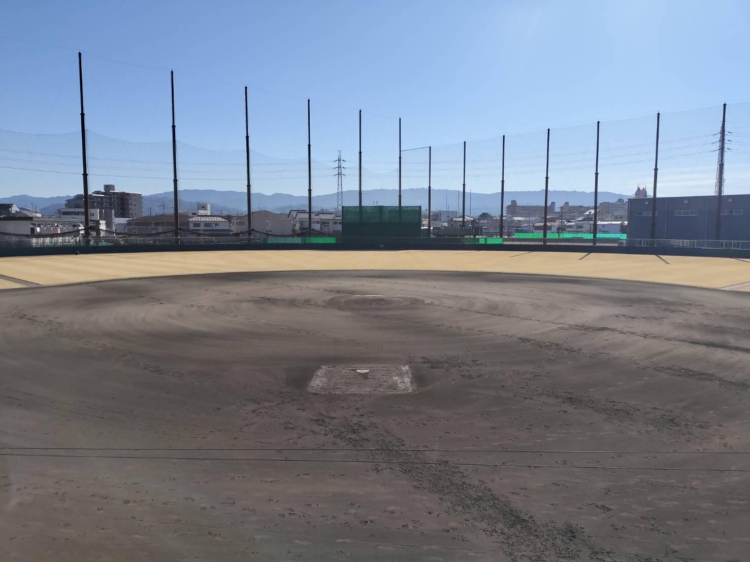 日本生命グラウンド全体をバックネット裏のスタンドから撮影した画像