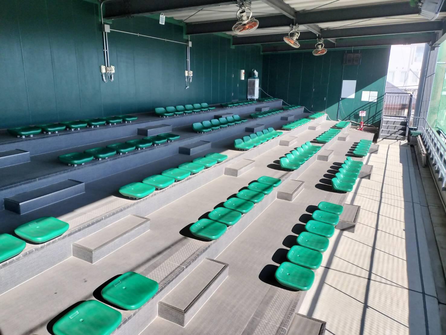 野球グラウンド全体を見ることができるバックネット裏のスタンドの様子