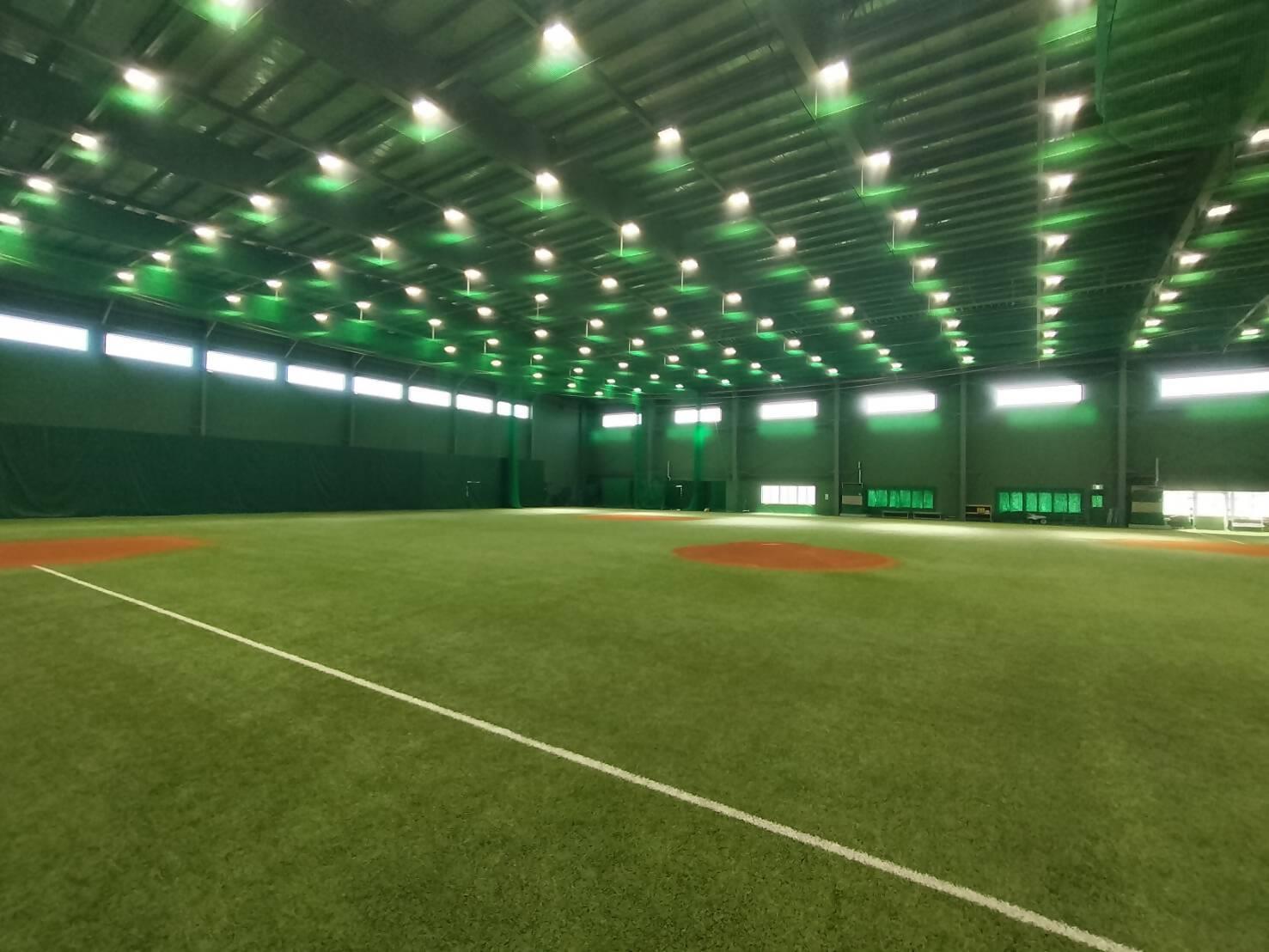 室内練習場の様子を広角で撮影した画像