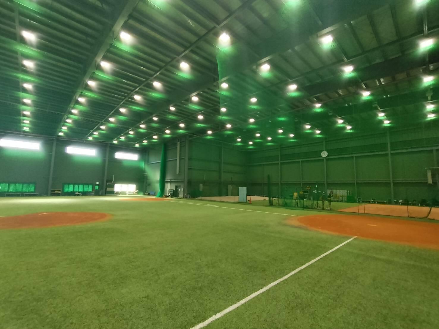 室内練習場（マウンドとホームベース）を撮影した画像