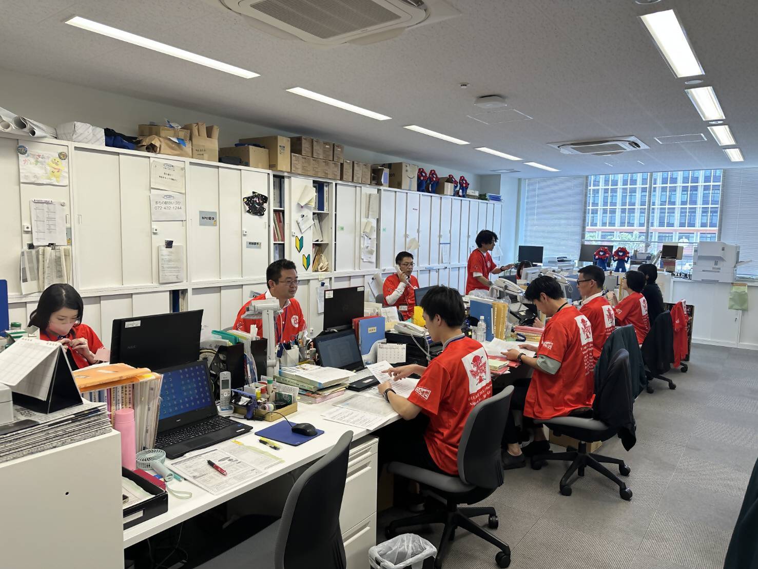 日本生命レッドエルフのユニフォームを着用し勤務している様子