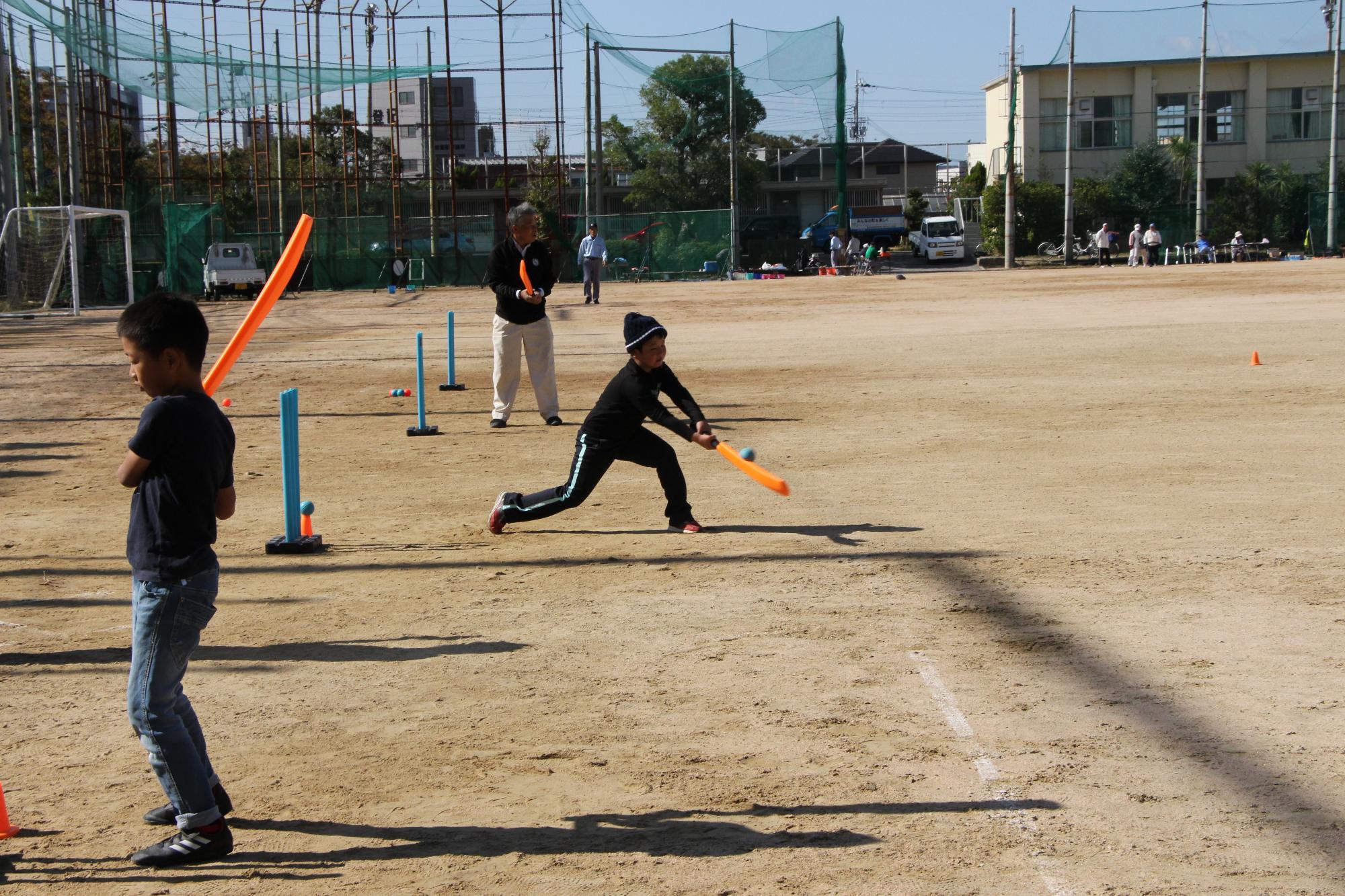 スポーツの日でクリケットを楽しむ子供