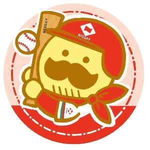 つげさんが日本生命の野球部のユニフォーム着用しバットでボールを打っている。