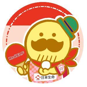 つげさんが日本生命の女子卓球部のユニフォーム着用ラケットとボールを持っている。