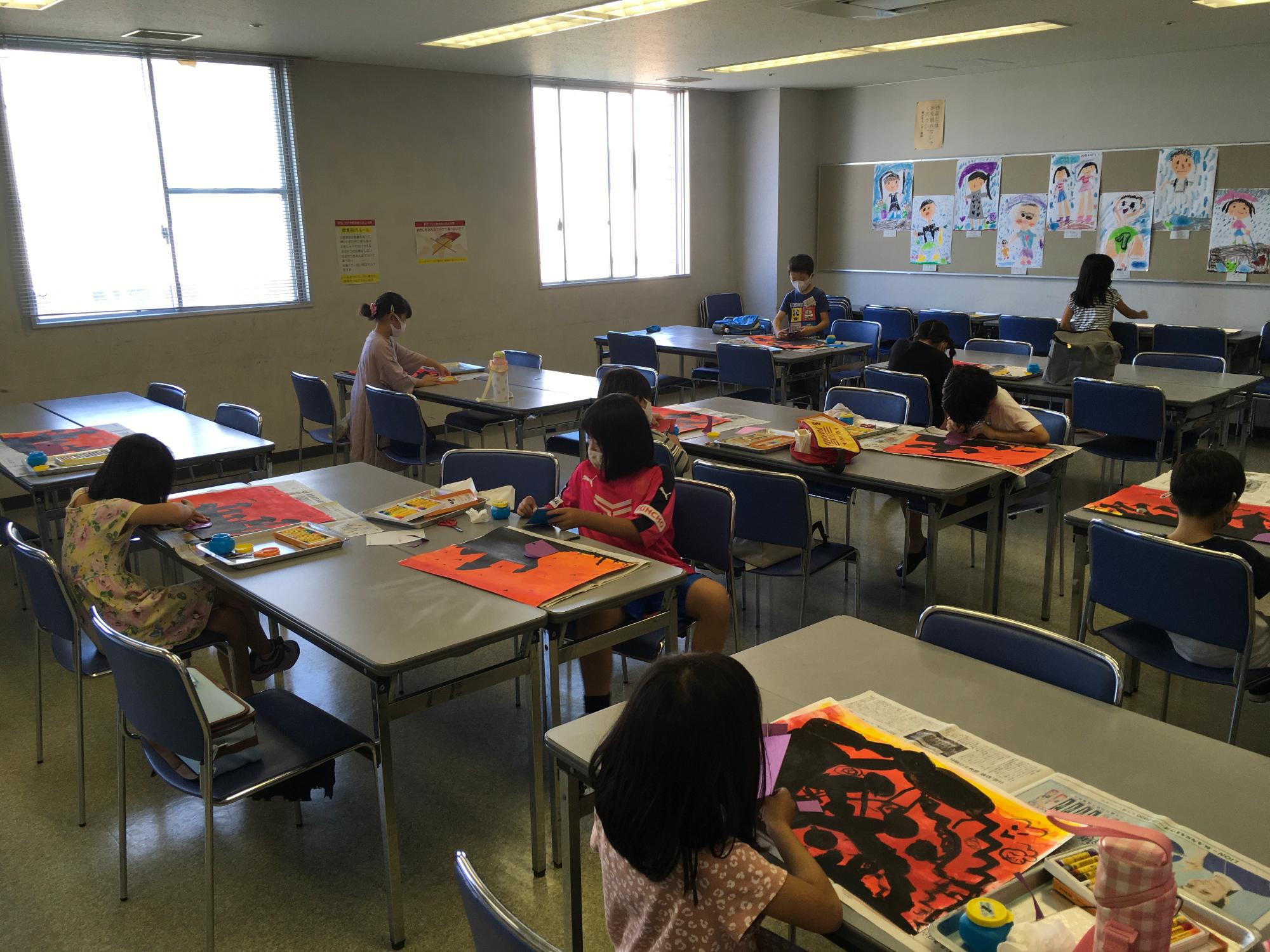 子どもたちが図画を楽しんでいる様子