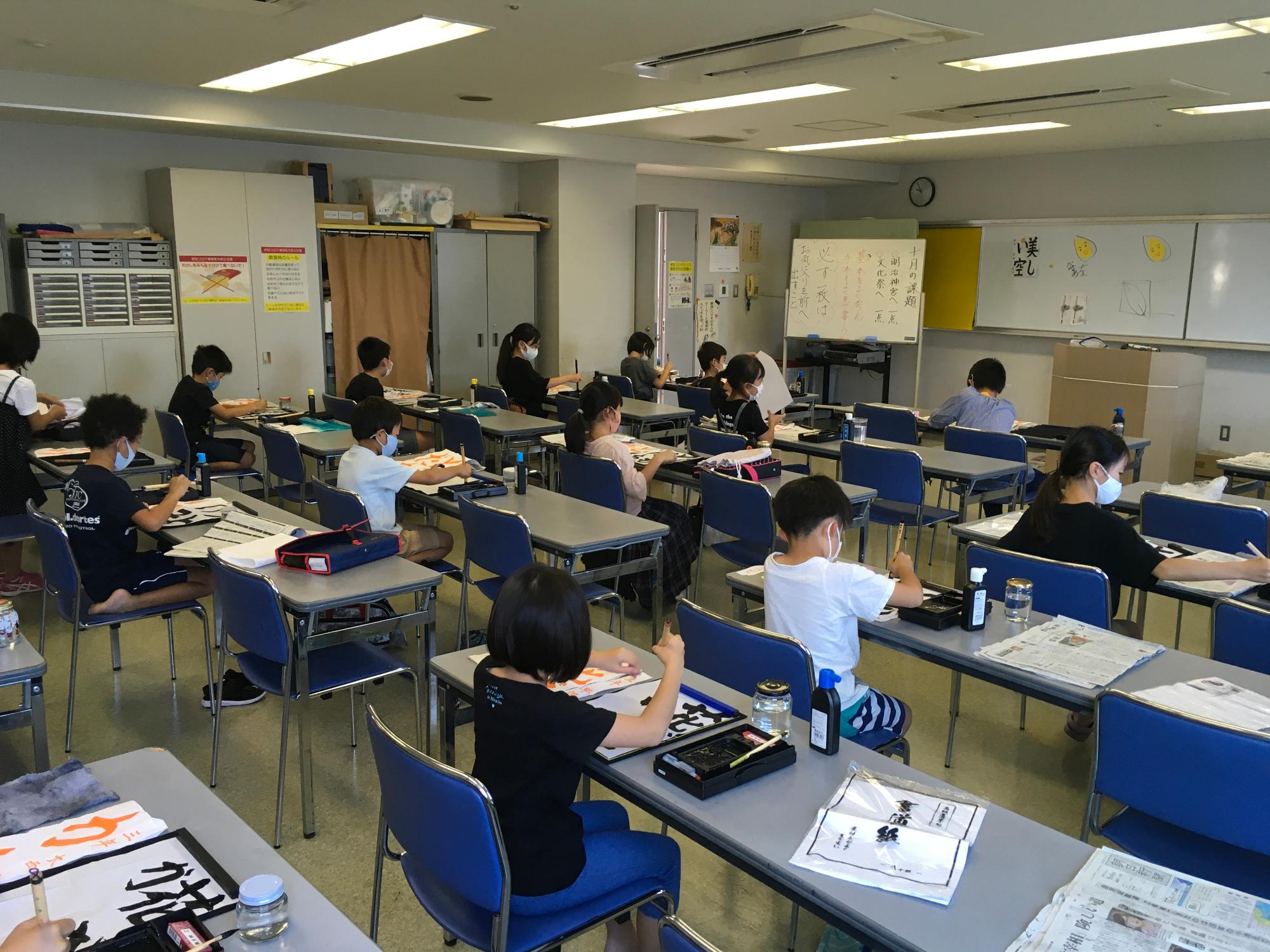 子どもたちが習字をしている様子