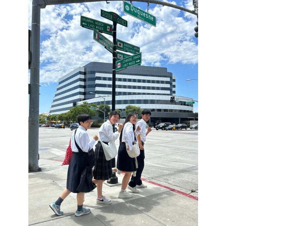 貝塚市高校生が姉妹都市カルバーシティ市に訪れ、写真を撮っている様子。