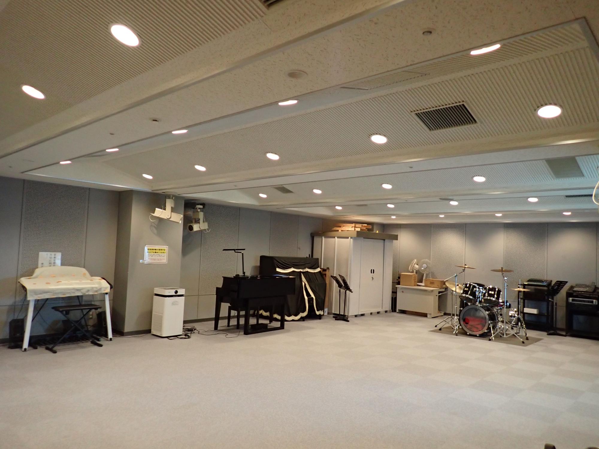 音楽室（ピアノやエレクトーン、ドラムが設置されている）