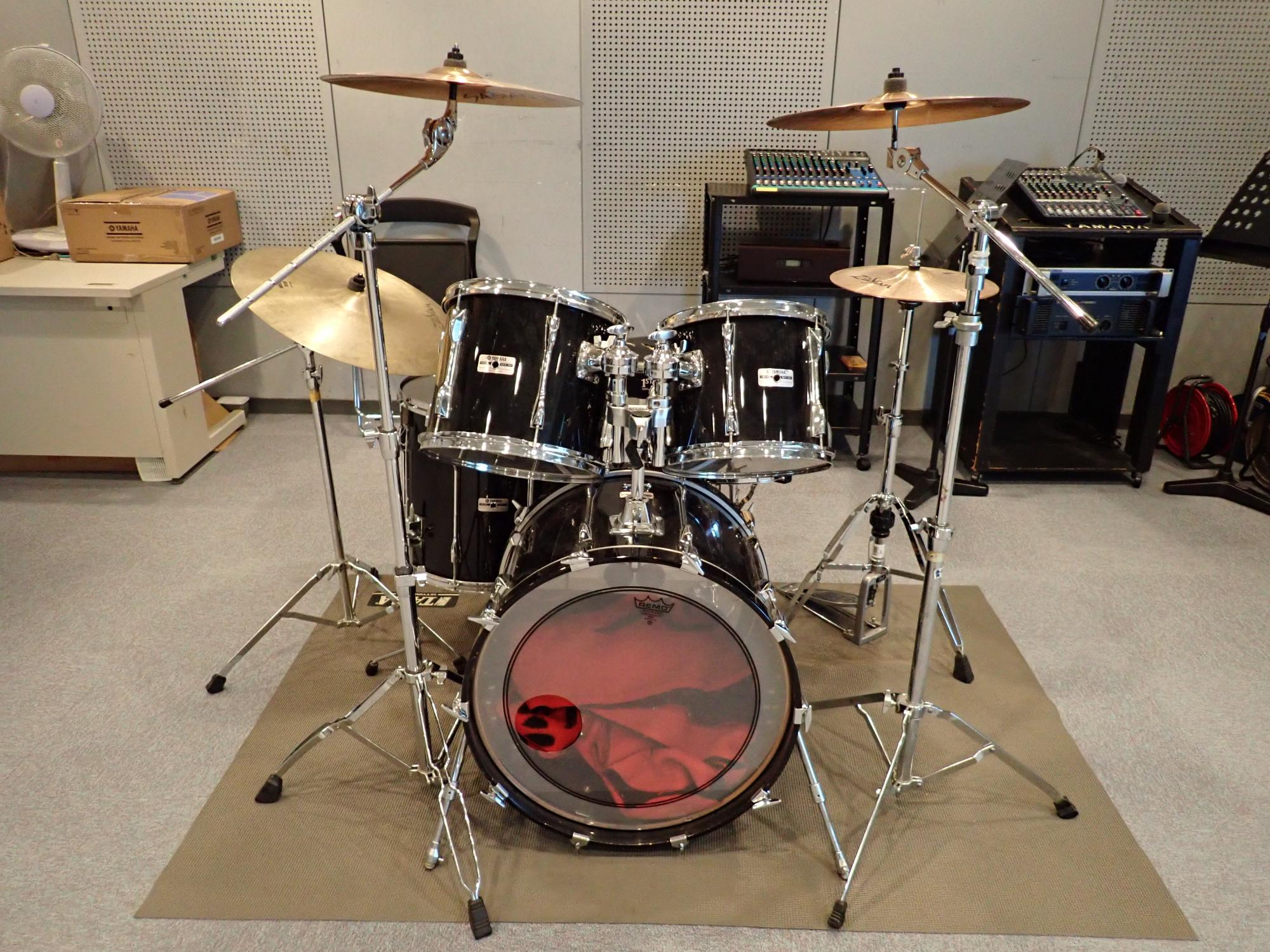 音楽室に設置されているドラムセットの写真