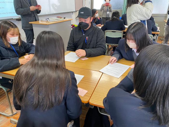 カルバーシティ市の高校生たちが貝塚南高校の生徒たちと英語の授業で机をくっつけて交流する様子