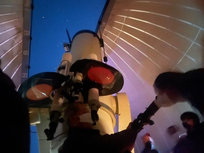善兵衛ランドで天体観測をする様子