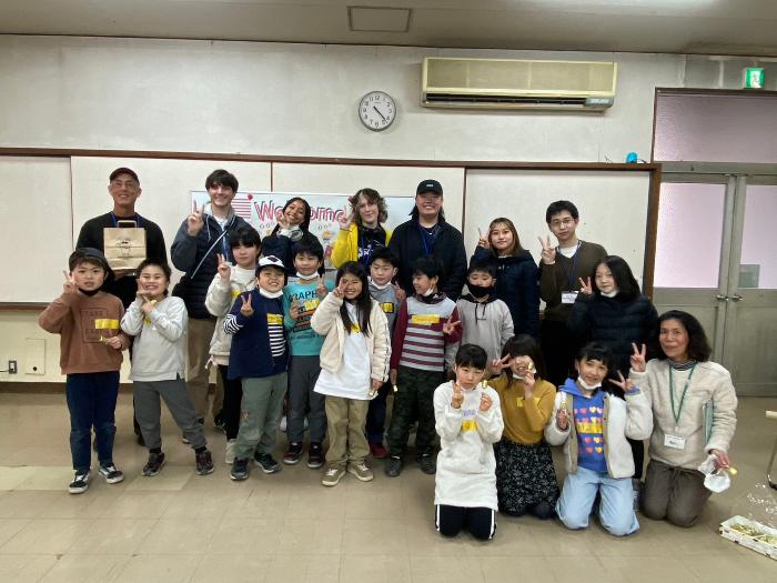 カルバーシティ市の高校生たちが、ハート交流館で交流した小学3年生たちと集合写真を撮影しました。