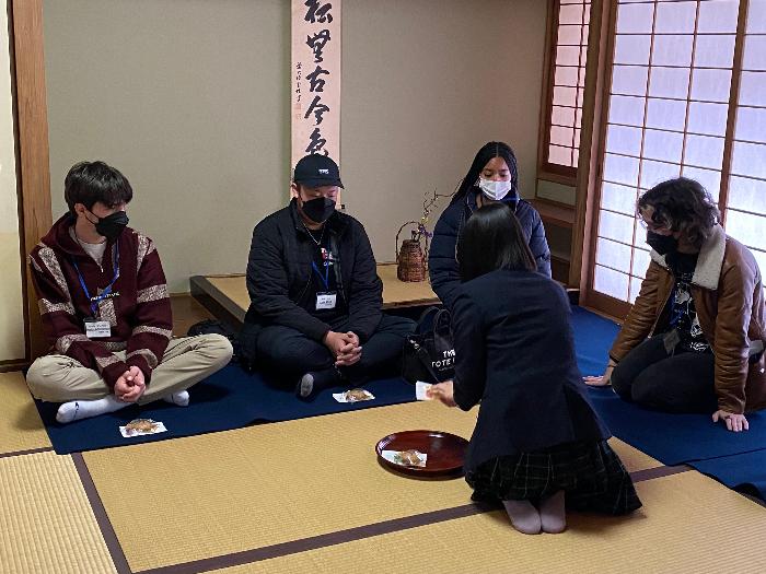 カルバーシティ市の高校生たちが貝塚南高校茶道部の生徒たちと茶道交流をする様子