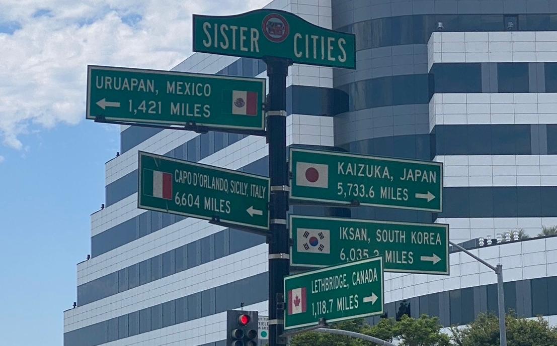 カルバーシティの姉妹都市が何キロ先にどの方向にあるのかを示している標識。貝塚市はカルバーシティから5,733.6マイル先にある。