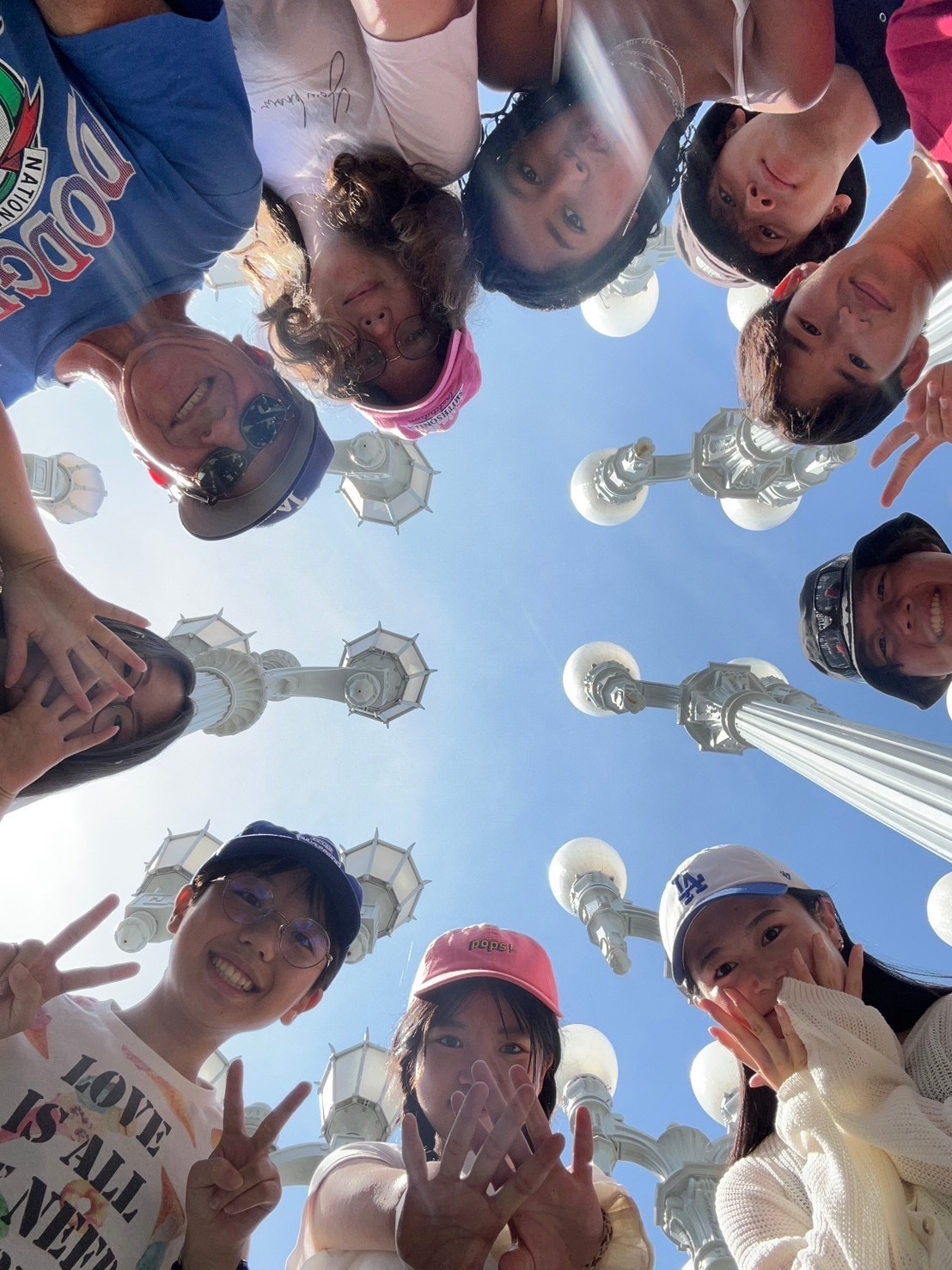 10人で覗き込んで撮っている写真。
