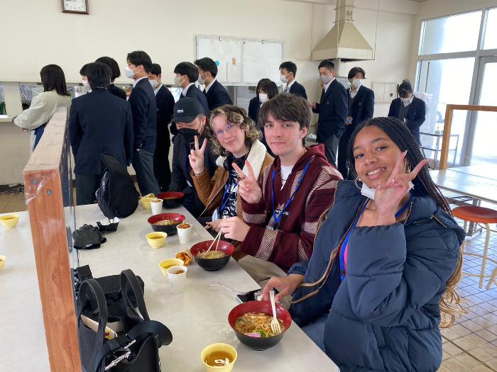 カルバーシティ市の高校生たちが貝塚南高校の食堂で昼食をとる様子