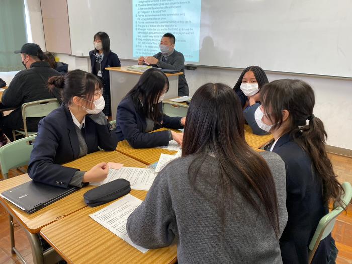 カルバーシティ市の高校生たちが貝塚南高校の生徒たちと英語の授業で机をくっつけて交流する様子