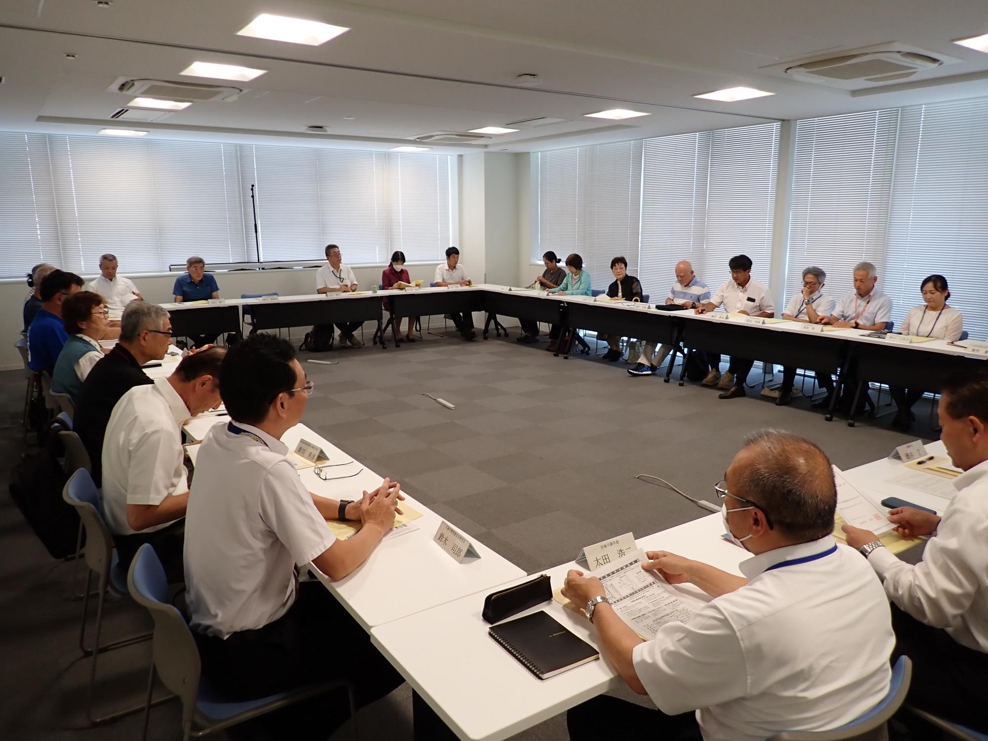 青少年問題協議会定期総会の様子