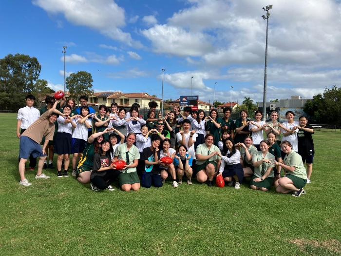 留学先にて、撮影された日本の高校生と現地の高校生が楽しく交流している集合写真です。