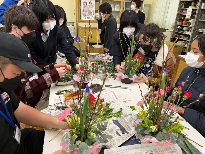 カルバーシティ市の高校生たちが貝塚南高校華道部の生徒たちと華道交流をする様子