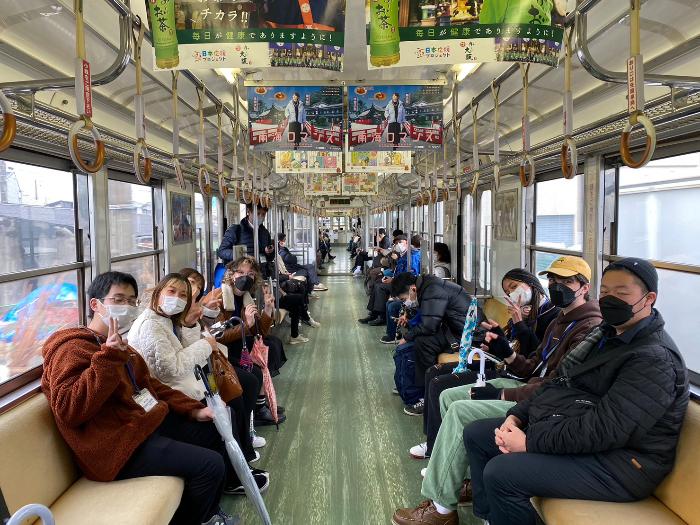 カルバーシティ市の高校生たちが水間鉄道に乗車し水間観音へ向かう様子（水間鉄道内で撮影）
