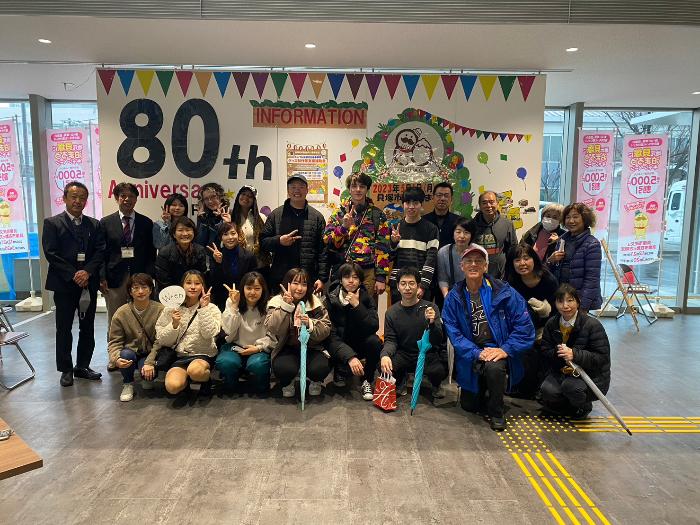 カルバーシティ市の高校生たちが、カルバーシティ市訪問団、ホストファミリーの皆さんとお別れの集合写真を撮影しました。