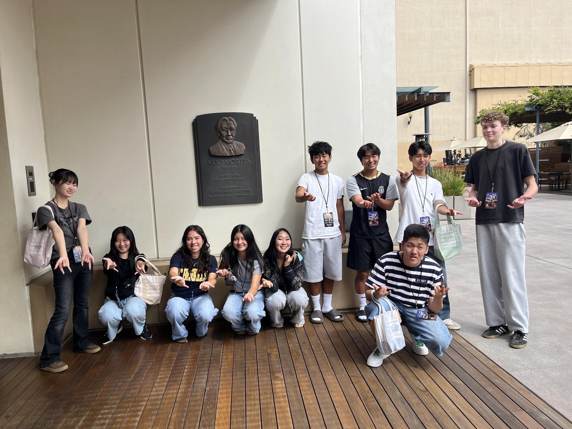カルバーシティのソニー・ピクチャーズ・スタジオを見学し、ソニー創業者・盛田昭夫氏の像の前でスパイダーマンのポーズをしたカルバーシティ市と貝塚市の高校生がならんで撮っている写真