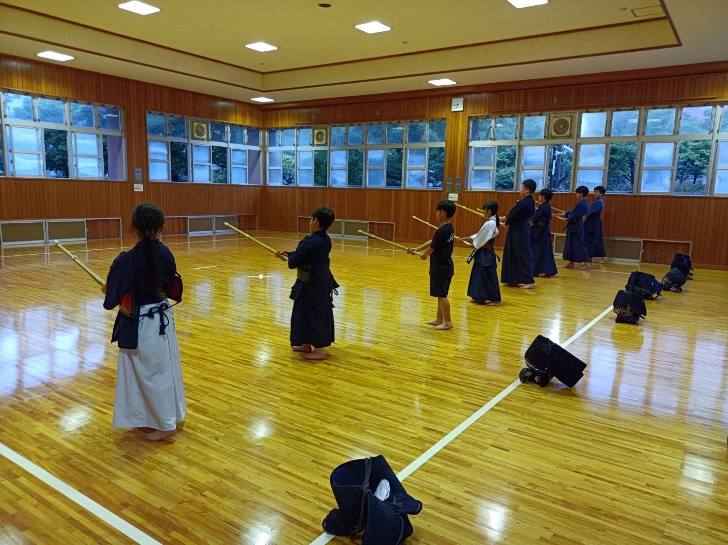 剣道の竹刀を構えている子どもたち