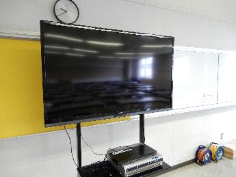 講座室の前方にモニターが設置されている