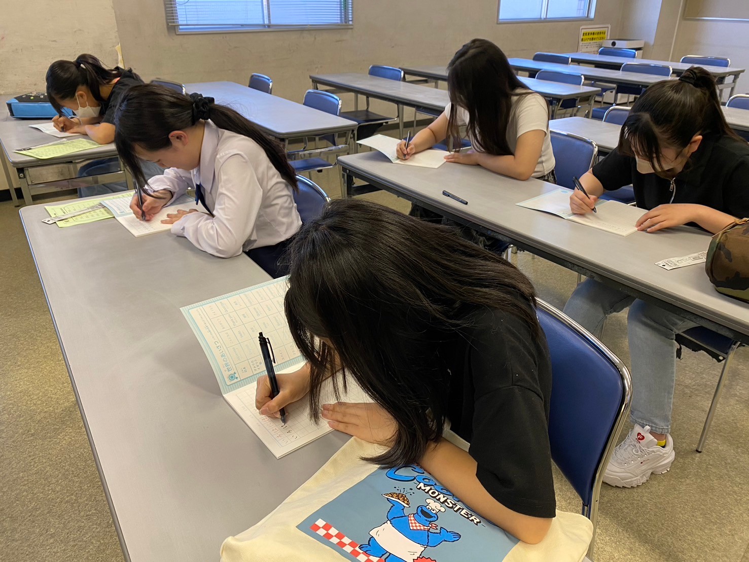 中高生がペン字のを書いている様子