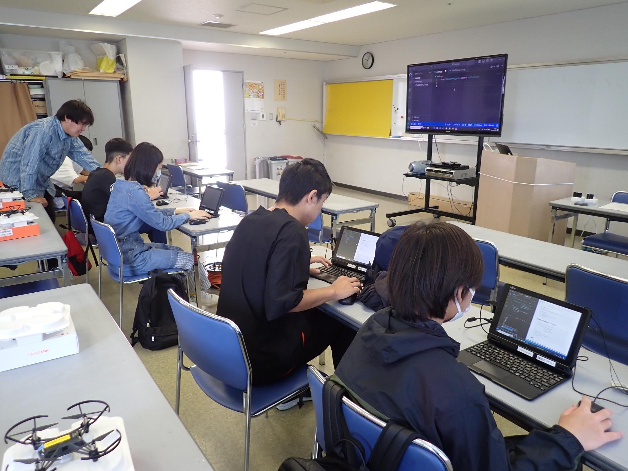 プログラミング講座の受講風景