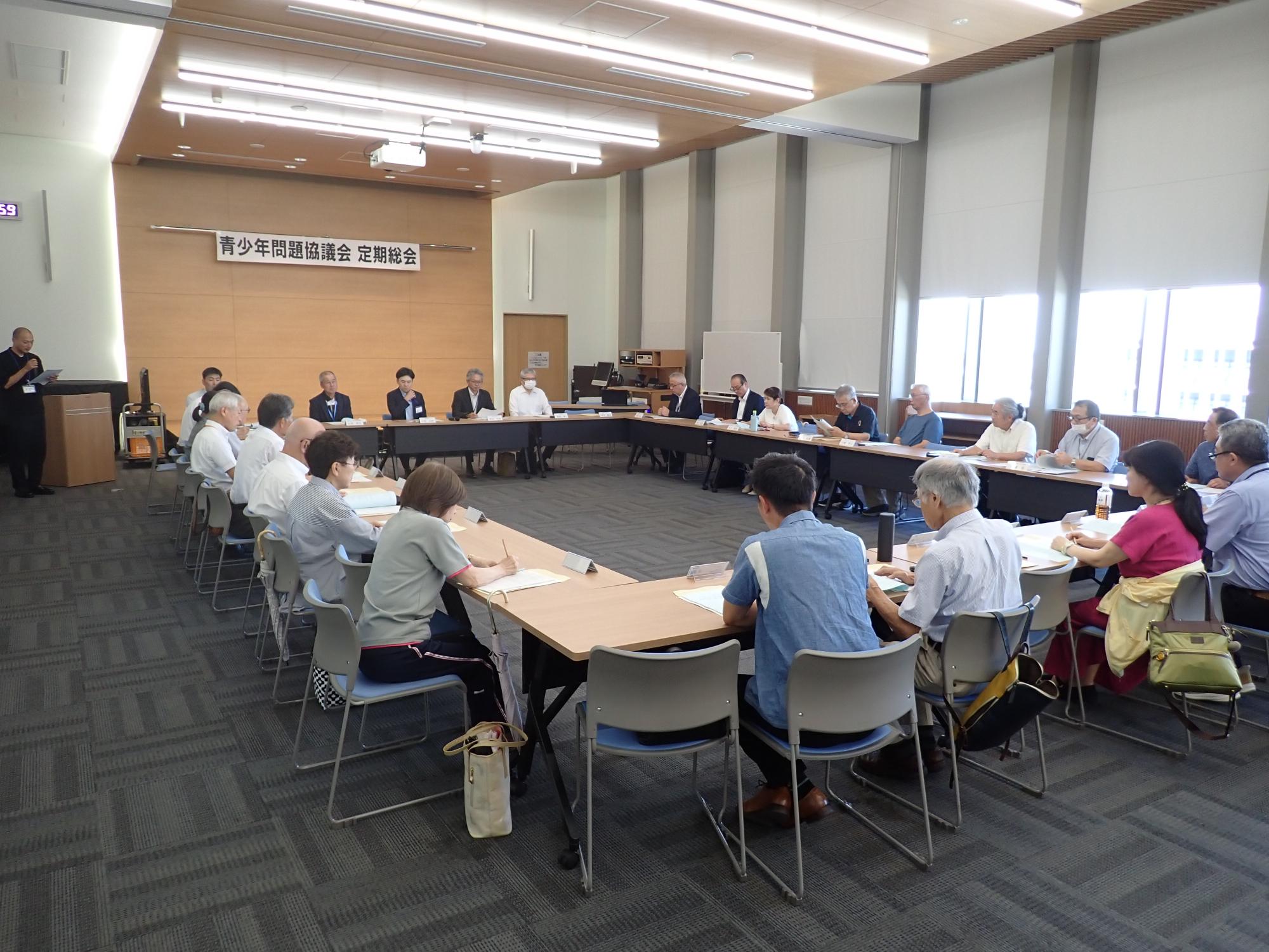 市役所会議室内での青少年問題協議会定期総会時の様子