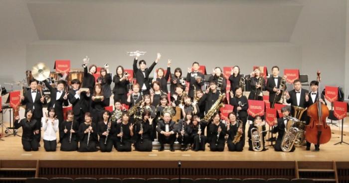 定期演奏会後に貝塚市吹奏楽団全員で集合写真を撮った様子。