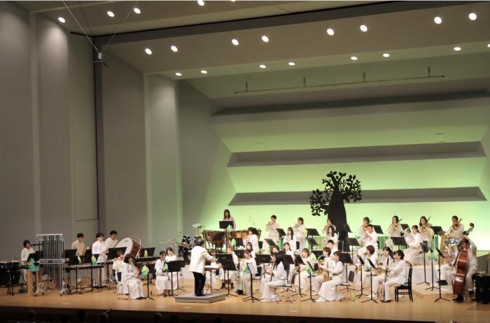 定期演奏会にて貝塚市吹奏楽団が演奏をしている様子。
