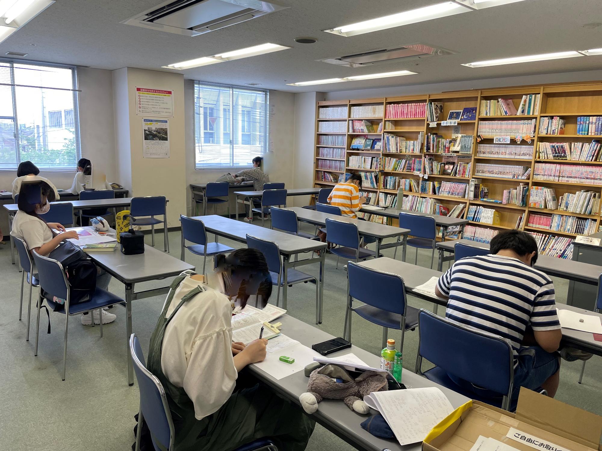 青少年センター図書室で自習する学生たちの写真