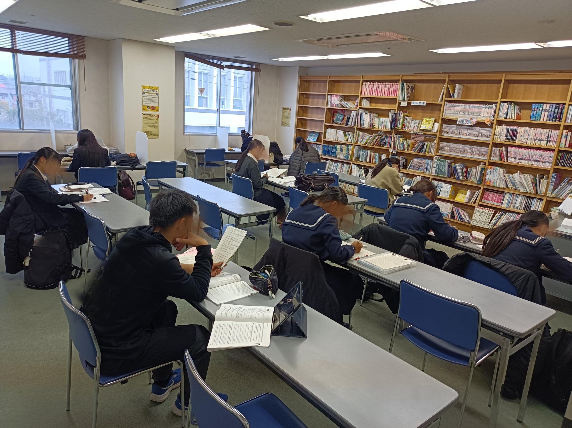 青少年センター図書室で自習する学生たちの様子