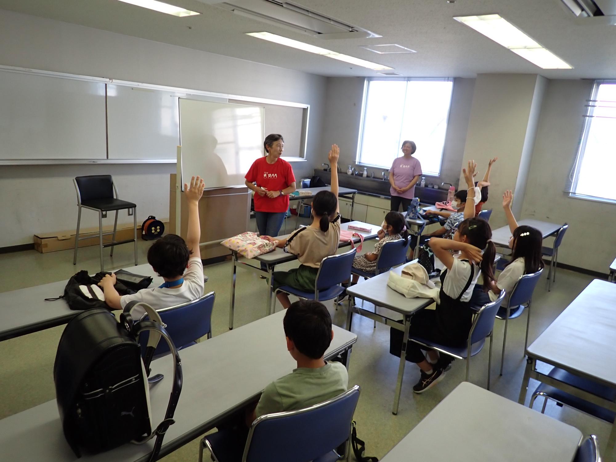 わくわくチャレンジ学習で子どもたちが手を挙げている様子