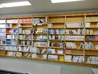 図書室の棚にたくさんの蔵書が並んでいる写真