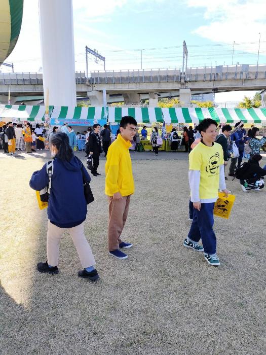 ご当地キャラEXPO inりんくうにて学生が貝塚市のPR冊子を配布している様子