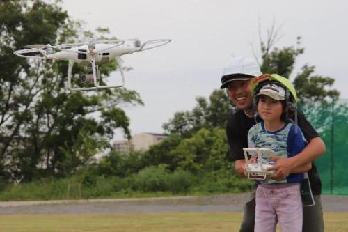 ドローンの操縦体験をする子ども