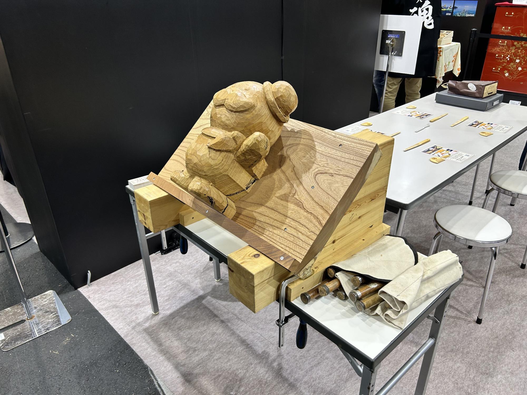 万博会場で設置されたノミうち前の木彫りのつげさん