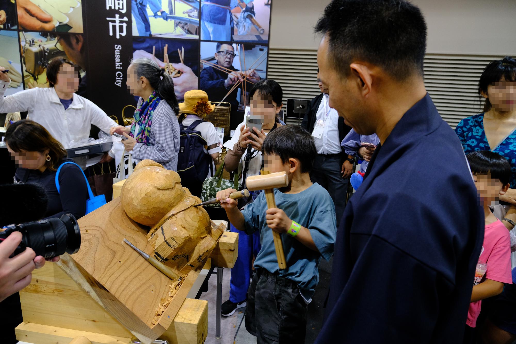 職人とノミうちしている少年の様子